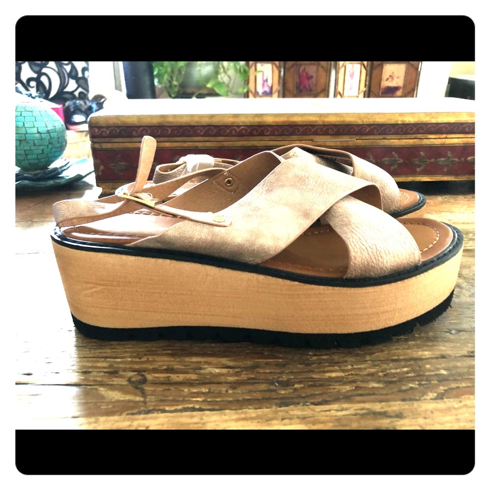 Forever Folie brand new platform sandals